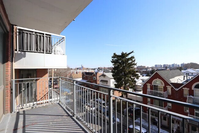 Foto del edificio - 61 Village Rd N