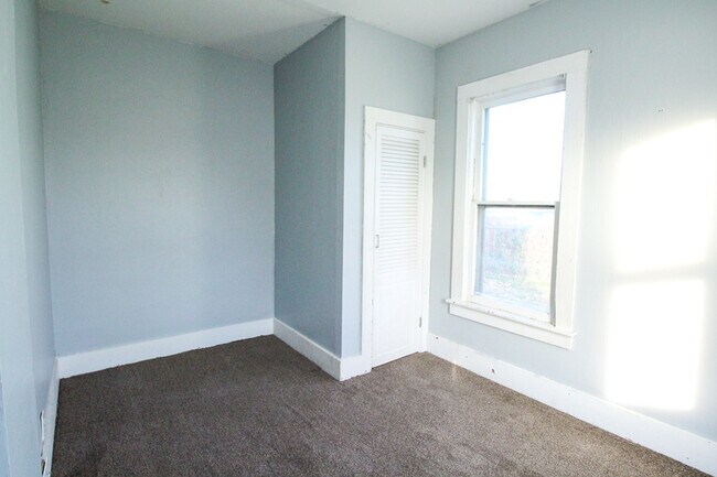 Foto del edificio - 310 W 8th Ave