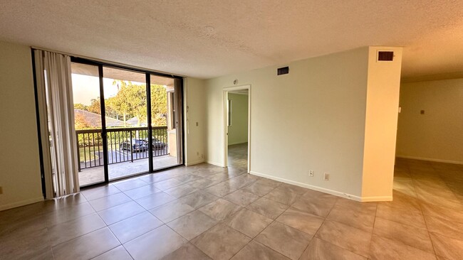 Building Photo - 5641 Riverside Dr