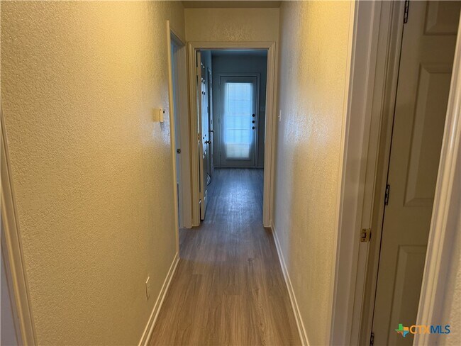 Foto del edificio - 5106 Daybreak Dr