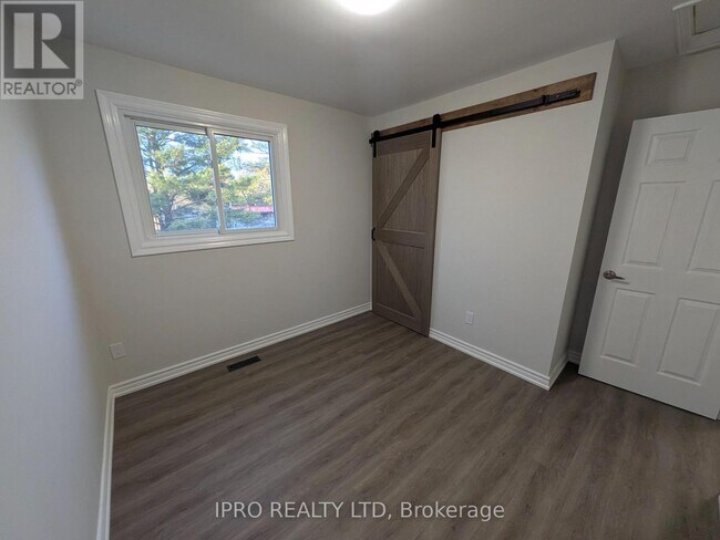 Photo du bâtiment - 945-945 Vance Crescent