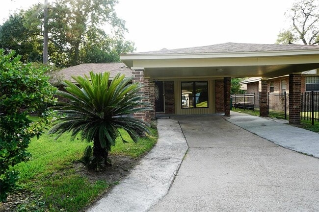 Building Photo - 10311 Royal Oaks Dr
