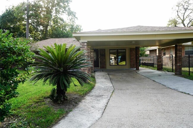 Foto del edificio - 10311 Royal Oaks Dr