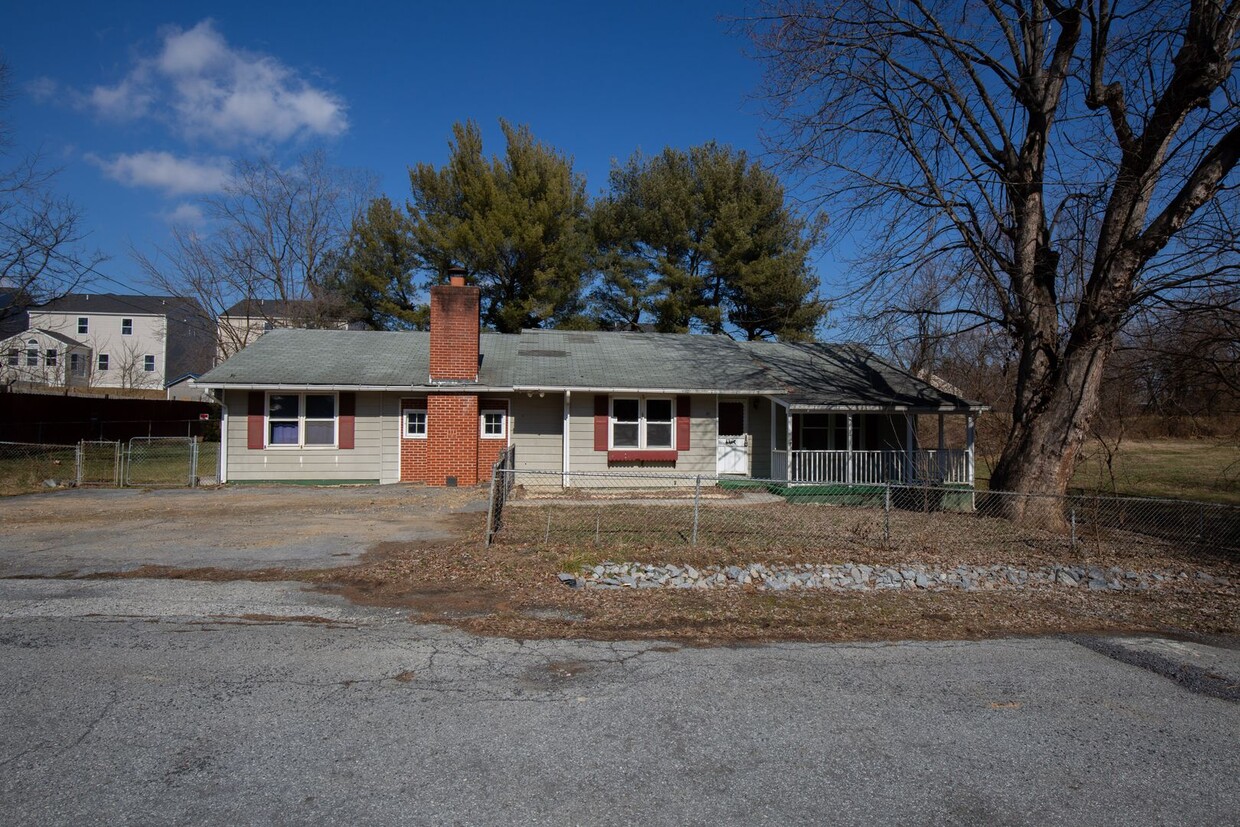 Primary Photo - 3 Bed/1.5 Bath Rancher in Ranson, WV