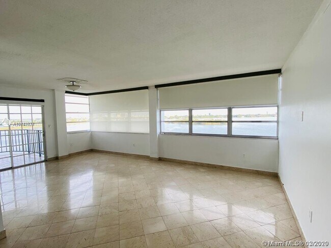 Foto del edificio - 11930 N Bayshore Dr  803 North Miami Fl 33181