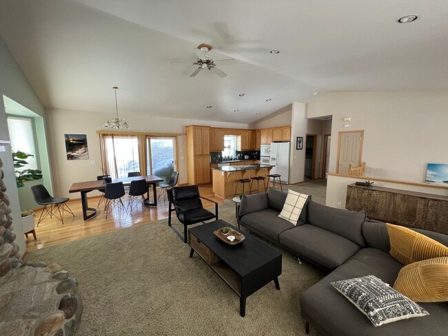 Building Photo - Beautiful Angora Ridge Views - Lovely Spacious Home