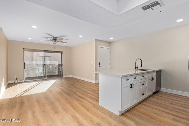 Building Photo - 1 Bedroom Condo in gated community borderi...
