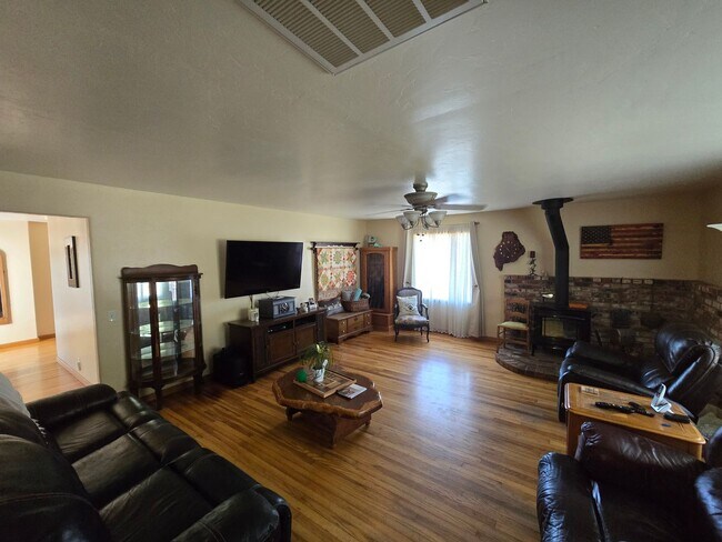 Foto del edificio - 3-Bedroom Fortuna home with over 850 SqFt of garage space!