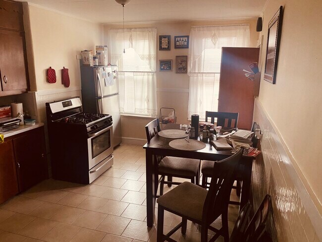 Building Photo - 148 London St