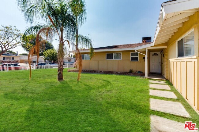 Building Photo - 11257 Collett Ave