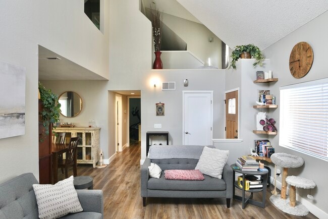 Building Photo - 2740 Lakeview Dr