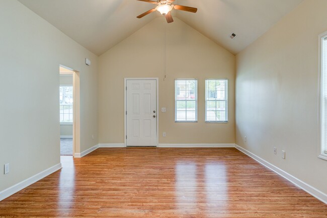 Building Photo - Feels Like New 3 Bed 2 Bath Minutes from H...