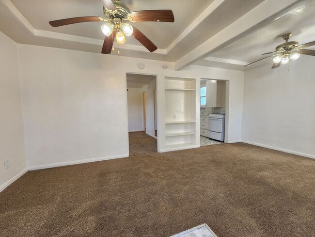 Foto del edificio - Charming 1bdr cottage with huge yard and garage!