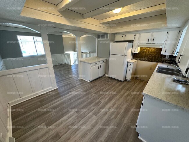 Building Photo - Charming 2 bedroom 1.5 bath townhome in KCK!!