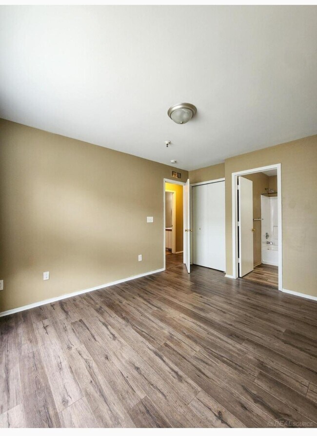 Dormitorio principal con baño privado - 15650 Stone Crossing Dr