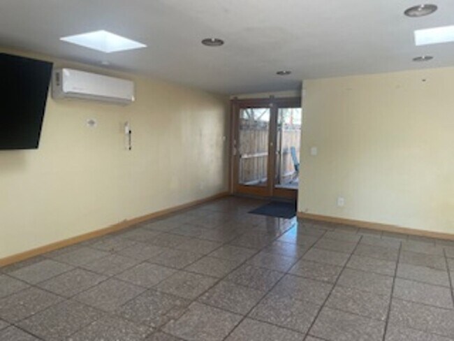 Foto del edificio - Beautiful spacious house in super location within walking distance and right across from the Reid...