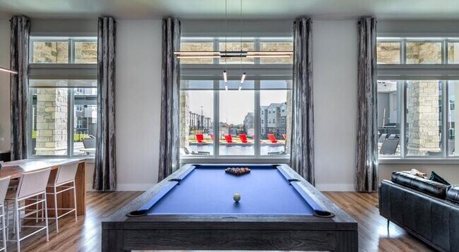 Foto del edificio - 1350 N Blue Mound Rd