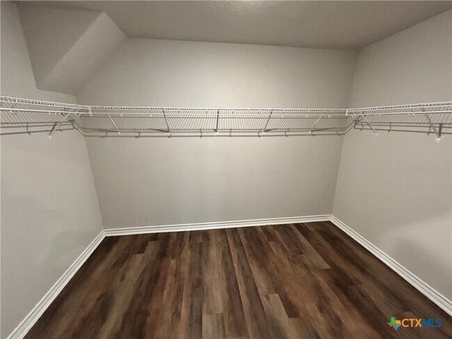 Building Photo - 724 Stonemanor