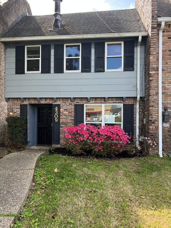 Building Photo - 4309 Woodland Dr