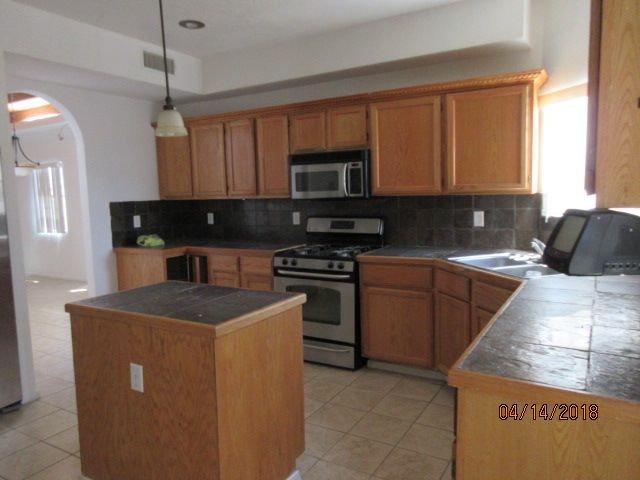 Building Photo - NORTHEAST: 4 BR 3 BTH  BONUS ROOM  REFRIGERAT