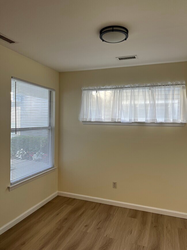 Building Photo - 868 Birchwood Park Dr