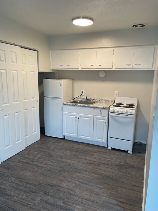Primary Photo - 2070 Elm Ave