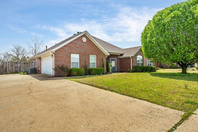 Building Photo - Bright & Spacious 4-Bedroom Home with Fenced Yard
