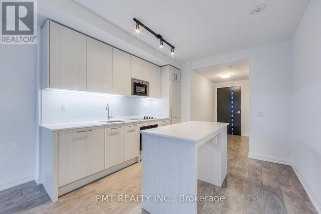 Building Photo - 286 Main St