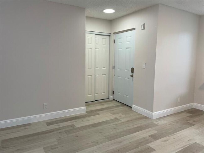 Foto del edificio - 5741 Riverside Dr