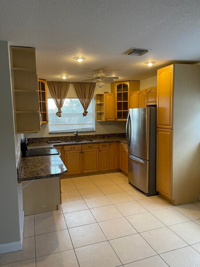 Foto del edificio - 801 Cinnamon Rd