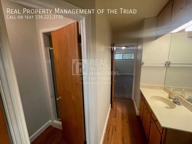 Foto del edificio - Lovingly Maintained 2bd/2ba updated Brick ...