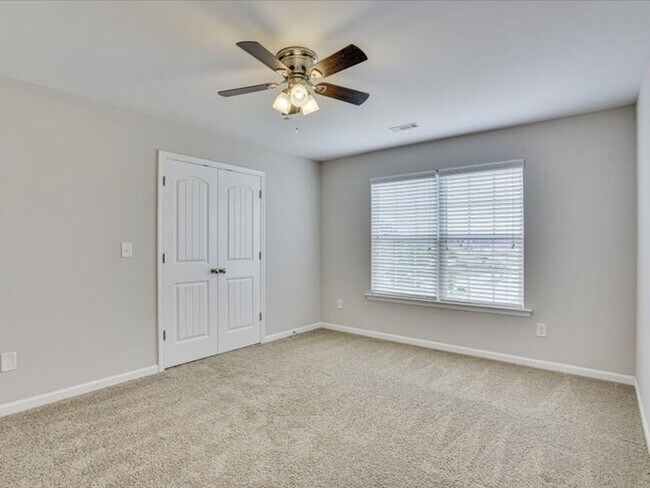 Foto del edificio - 5 Bedroom 3 Bath In Evans!