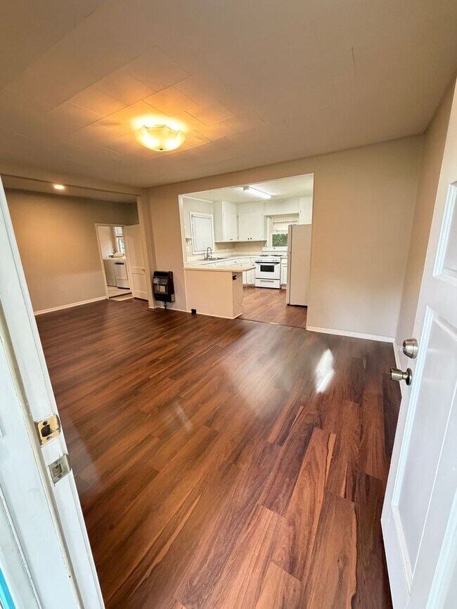 Foto del edificio - 3bd/2ba House in Jackson Park w/ Large Den, Back Porch, & Fenced Back Yard