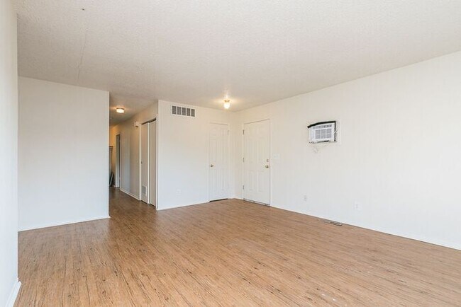Building Photo - 2 Bed, 1 Bath Home in Loveland!