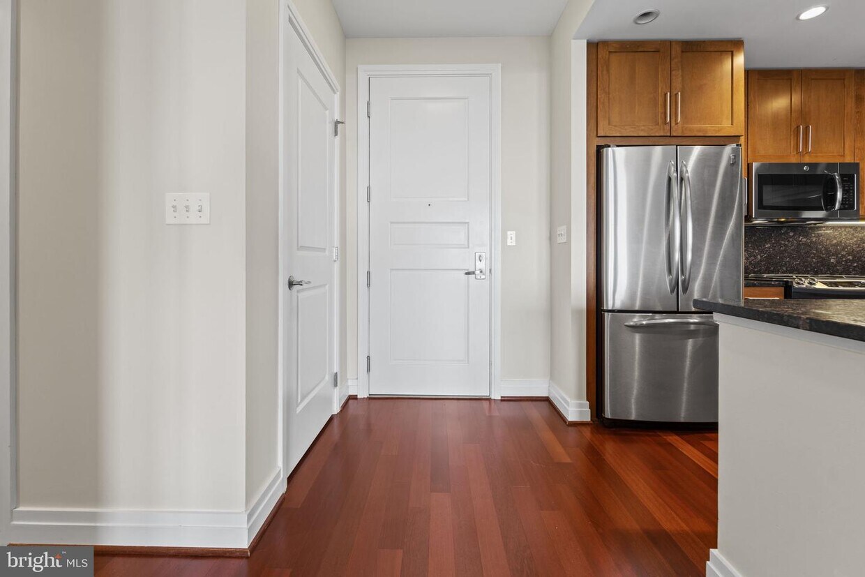 8220 Crestwood Heights Dr Unit 1701, McLean, VA 22102 Room for Rent