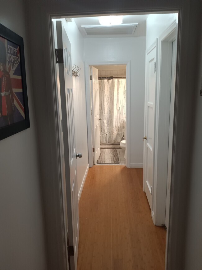 Pasillo - 7248 Shoshone Ave