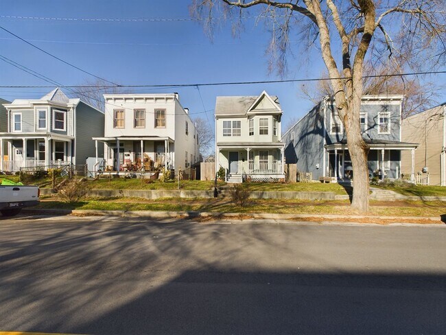 Foto del edificio - Wonderful, Updated 3 Bedroom Home in Churc...