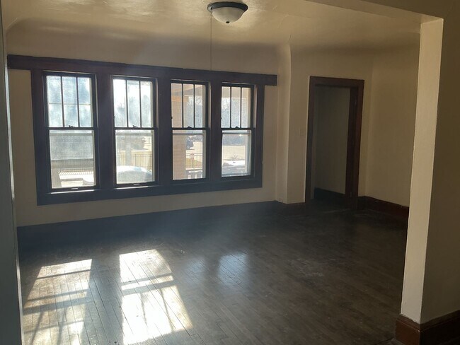 Foto del edificio - 3716-3718 W Roberts St