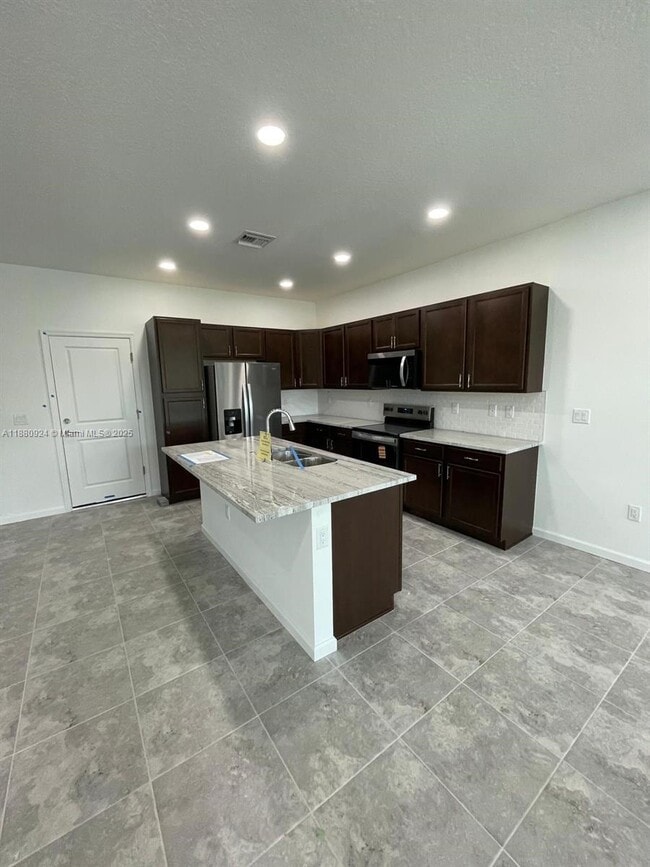 Building Photo - 4466 Longwood Lake Sq