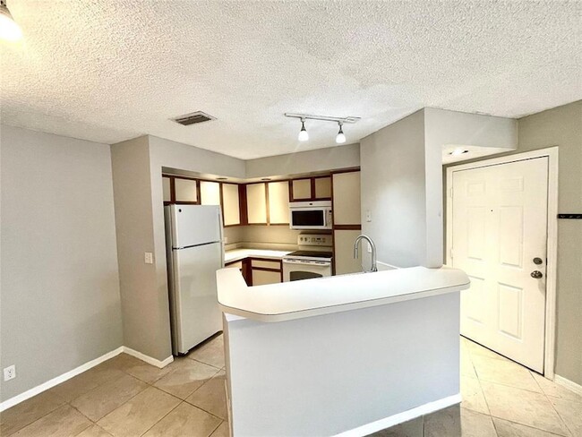 Foto del edificio - 3350 Pinewalk Dr N