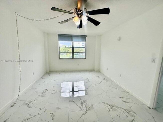 Foto del edificio - 15600 NW 7th Ave