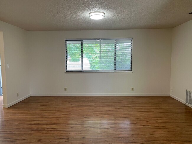 Foto del edificio - Spacious 3 Bed 2 Bath Home-Located on a Corner Lot in Quiet Neighborhhood