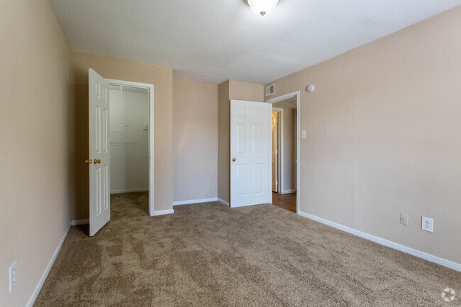 2 BR, 1 BA - 766 SF - Thorntree