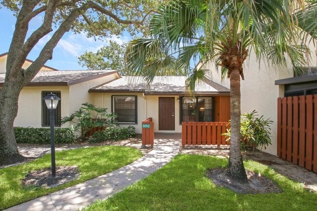 Building Photo - 8093 SE Villa Cir