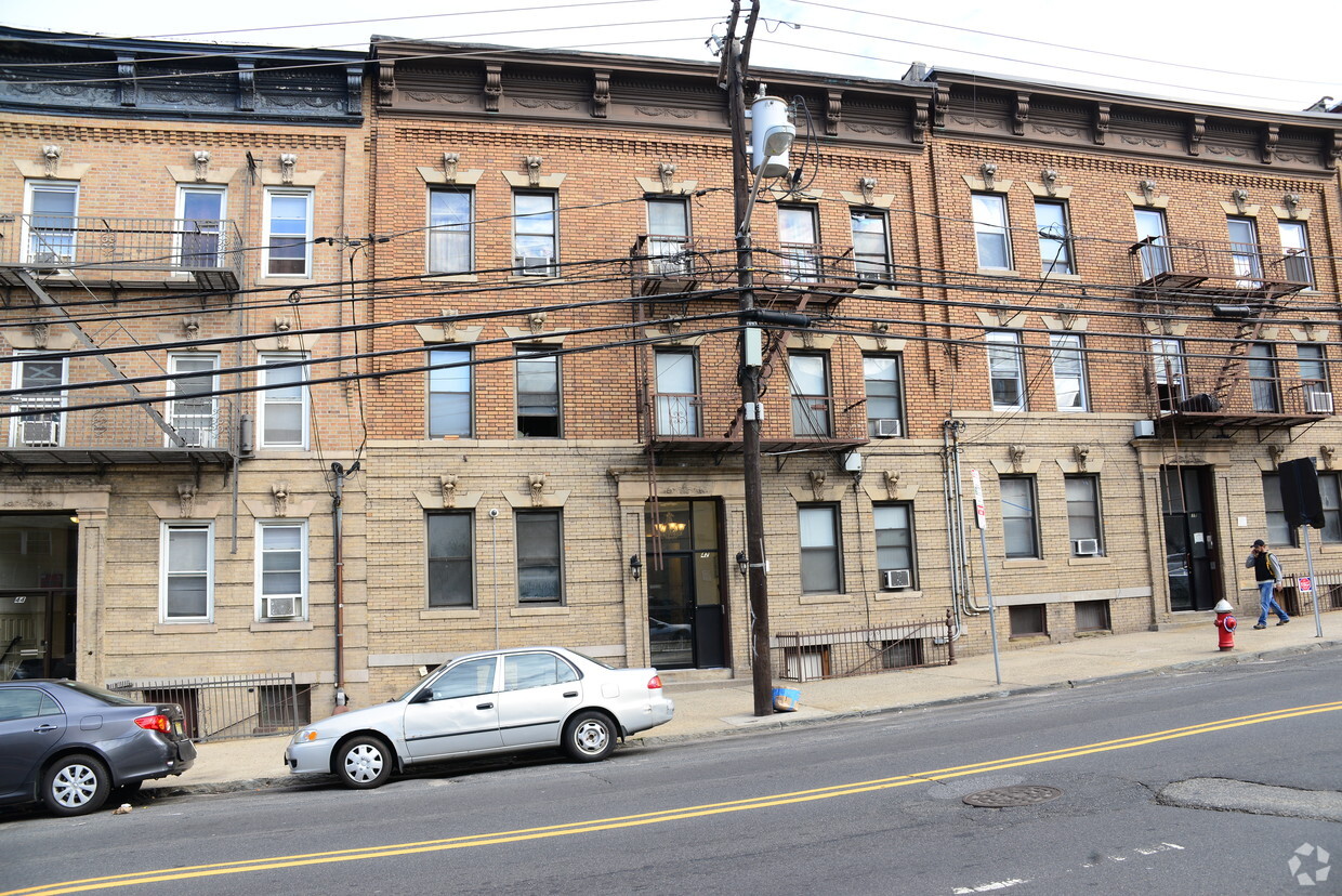 Building Photo - 42 Broadway