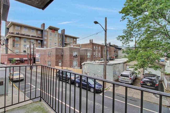 Building Photo - 6023 Boulevard E