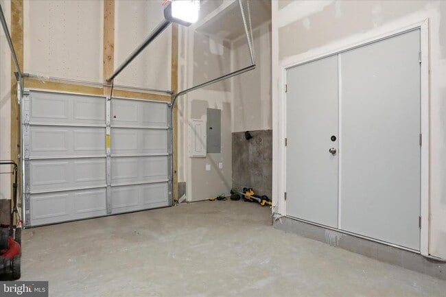 Building Photo - 163 Anthem St
