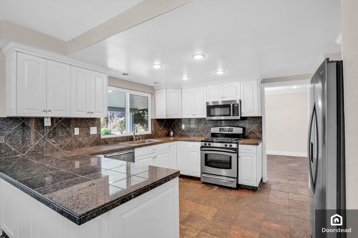 Primary Photo - 4308 Skyline Pl