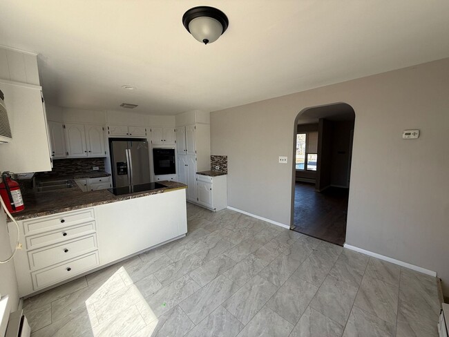 Building Photo - Townhome features 3 bedrooms and 2 bathroo...