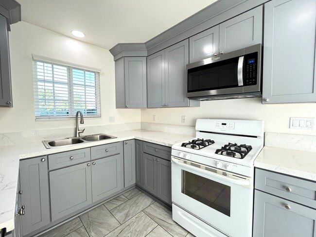 Building Photo - 3 bed, 2 bath in Rancho Cucamonga!